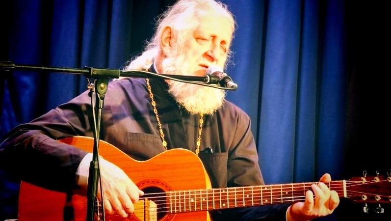 В прошлом Анатолий Першин был рок-музыкантом. Будучи священником, он часто выступал на сцене, пел светлые и добрые песни про веру.