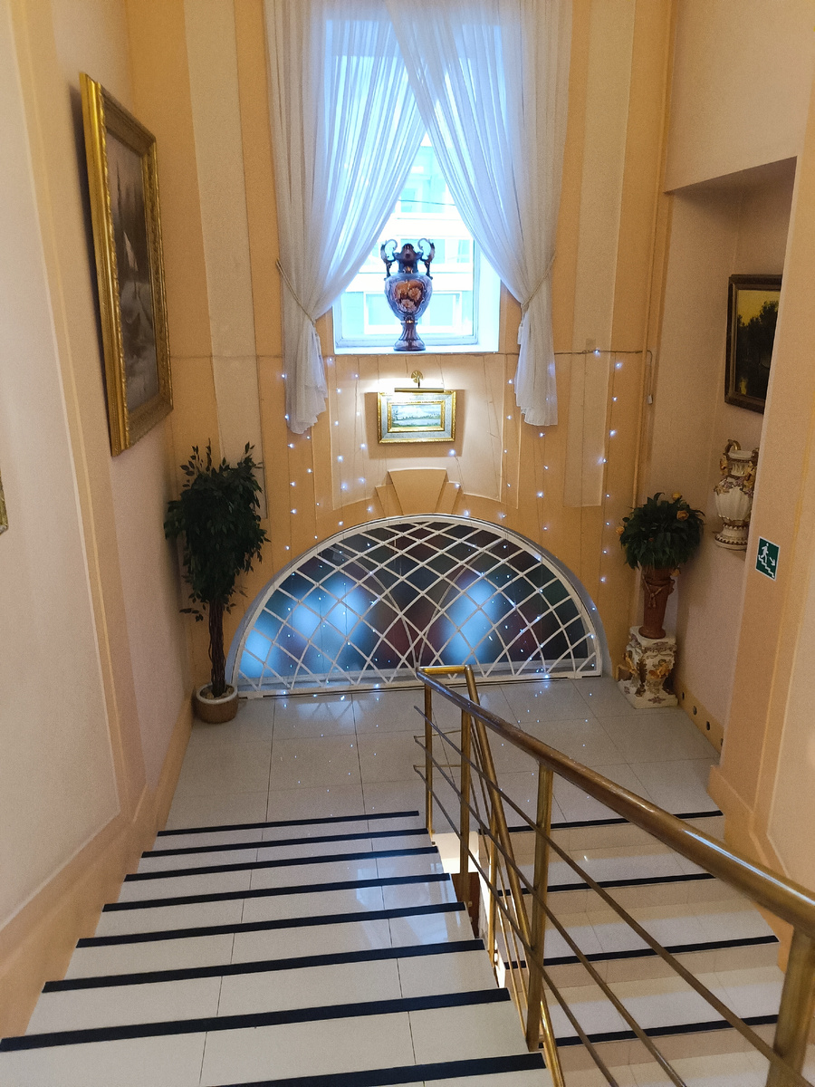 лестница на выходе из ресторана отеля - фото автора