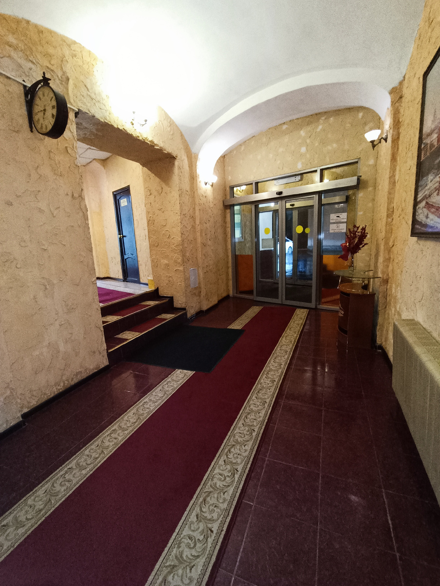 первый этаж, холл отеля -фото автора