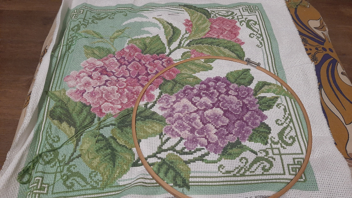 Вышились ветка с листьями верх. Перезапялила на ветку справа, нижний угол. Завтра буду переставлять пяльцы на левую сторону