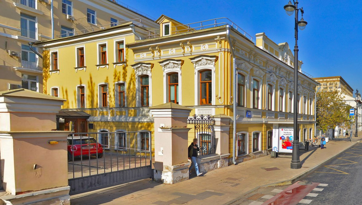 Старая двухэтажная часть, выходящая на улицу, трехэтажная часть пристроенная со стороны двора в 1911 году