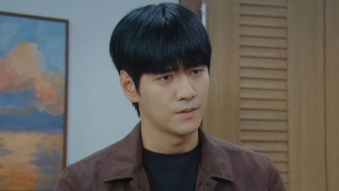 Старшему сыну Муриму пришлось бросить университет после смерти отца, пойти работать и взять кредит, выплатив который, окончил что-то попроще и служит в полиции в чине сержанта. Собирается жениться на своей сослуживице-лейтенанте, с которой работает в одном отделе полиции. А руководит этим  отделом его будущая теща, вот так компот! 