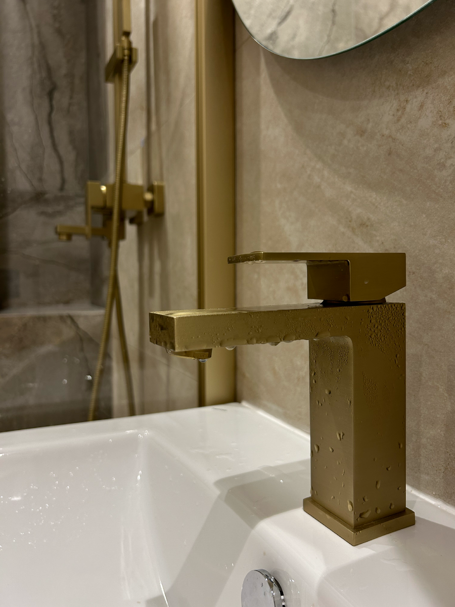 Смеситель в цвете матовое золото