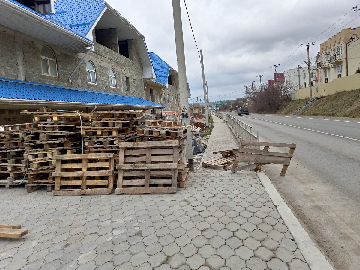 Вон, видите, поддоны сдуло