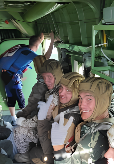 На парашютных прыжках.