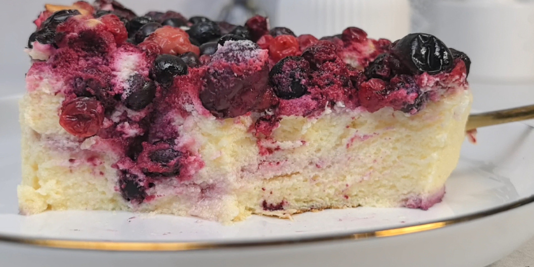 Воздушная, нежная запеканка с ягодами без муки и сахара