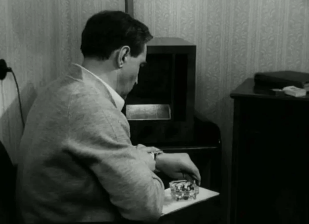 Штирлиц готовится принимать шифровку из Центра. Кадр из фильма "Семнадцать мгновений весны"