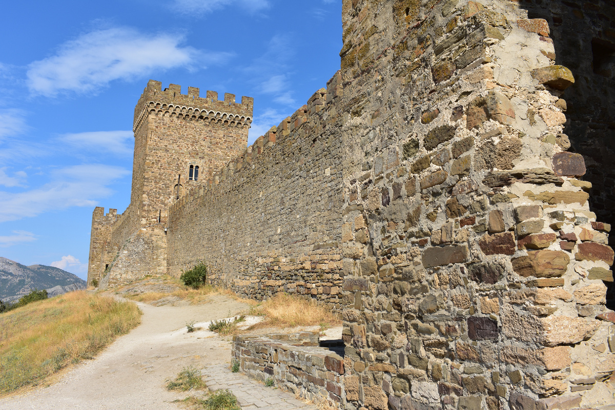 Высота стен 6-8 метров, а ширина доходит до 2 метров