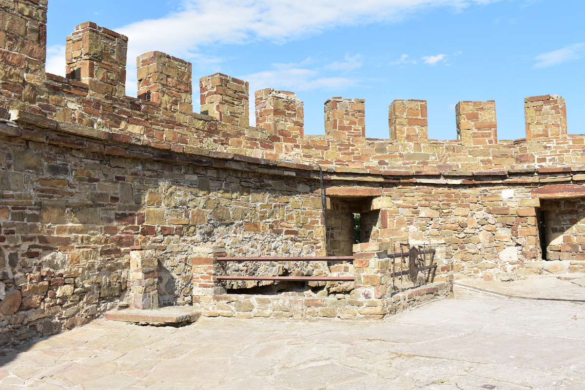 Крепость состояла из двойной защиты. Это первый уровень стен – замок Святого Креста, за ними проживали торговцы, ремесленники и чиновники