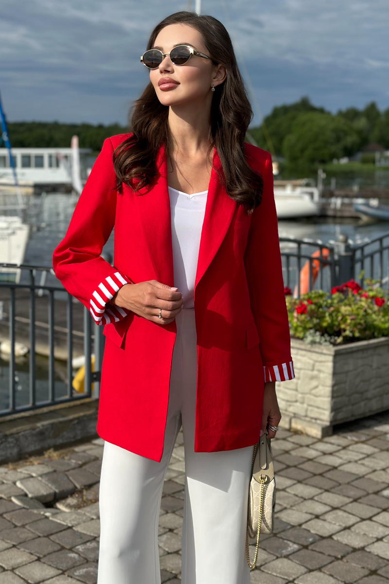 Эффектный красный летний жакет бренда URS из льняной ткани станет великолепным дополнением вашего гардероба. 