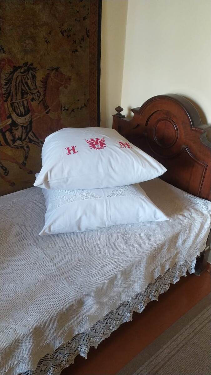 Наволочка с вышивкой в Таганрогском музее "Лавка Чеховых" 