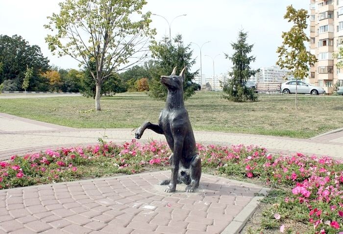 Скульптура "Собака Качалова" рядом с памятникос Сергею Есенину в Белгороде, фото Яндекс картинки
