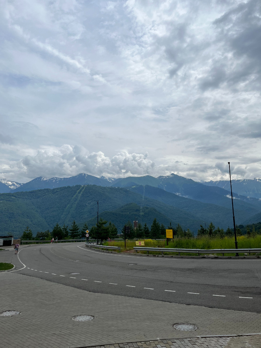 Вид на горы рядом с бесплатной парковкой Красная поляна 960