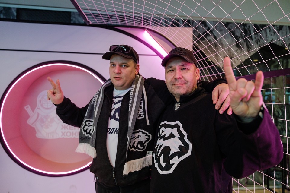    Брутальные челябинские болельщики на фоне тематической фотозоны Валерий ЗВОНАРЕВ