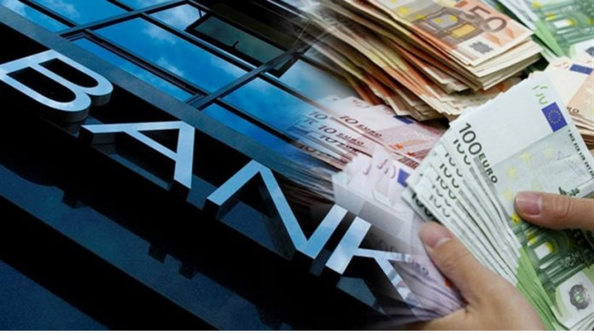 Почему финансовые аналитики советуют россиянам вывести деньги из ряда банков?