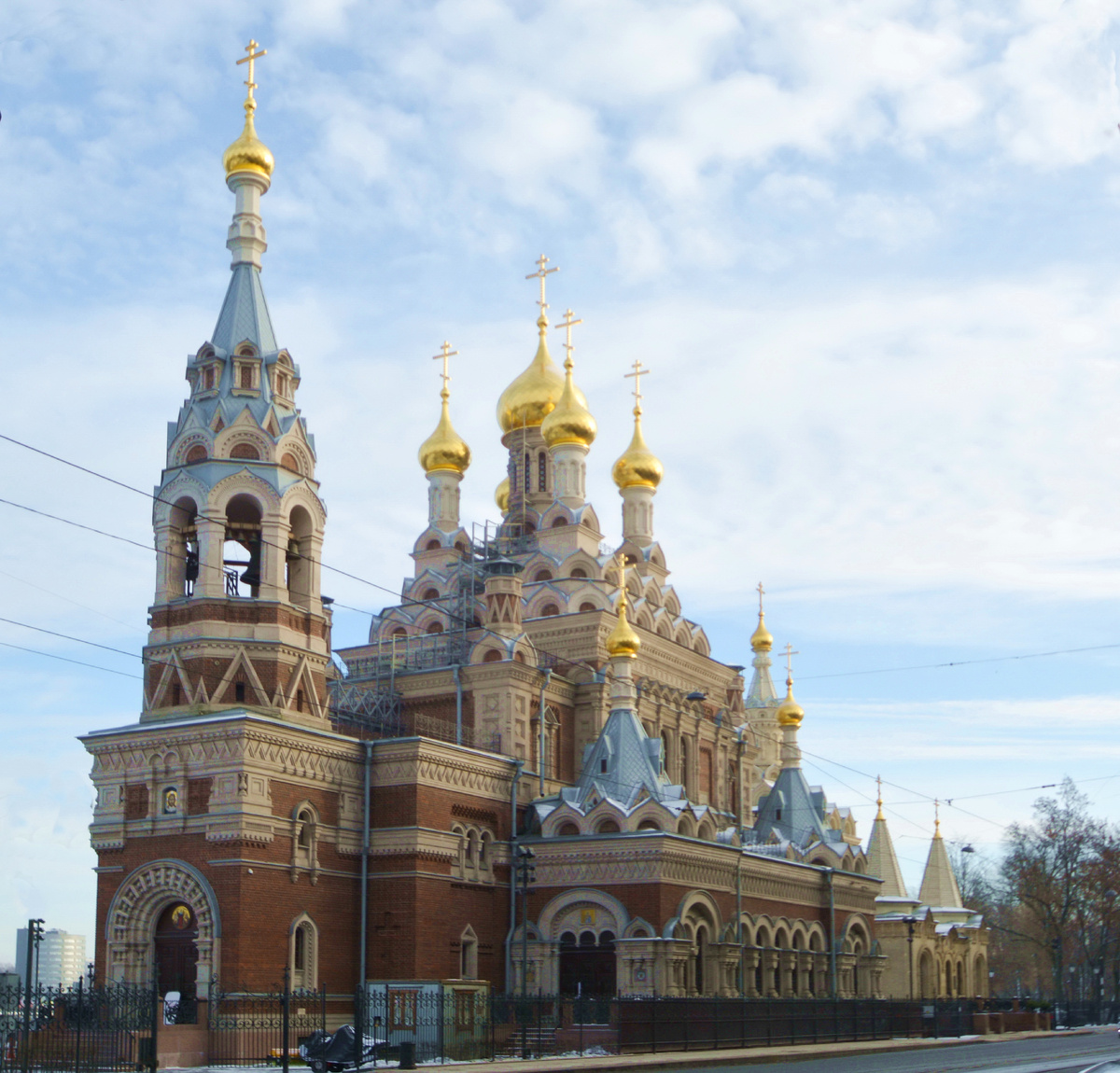 Сккорбященская церковь. За ней видна Скорбященская часовня
