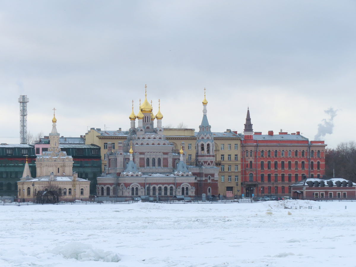 Слева часовня, в центре церковь, справа (здание с башенкой) - дом причта