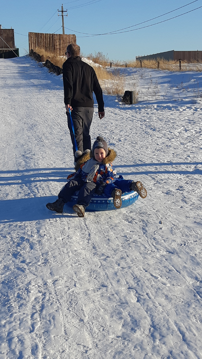 Наши масенькие экстремалы😎😎Владик лёг пузиком, а Славик восседает рядом