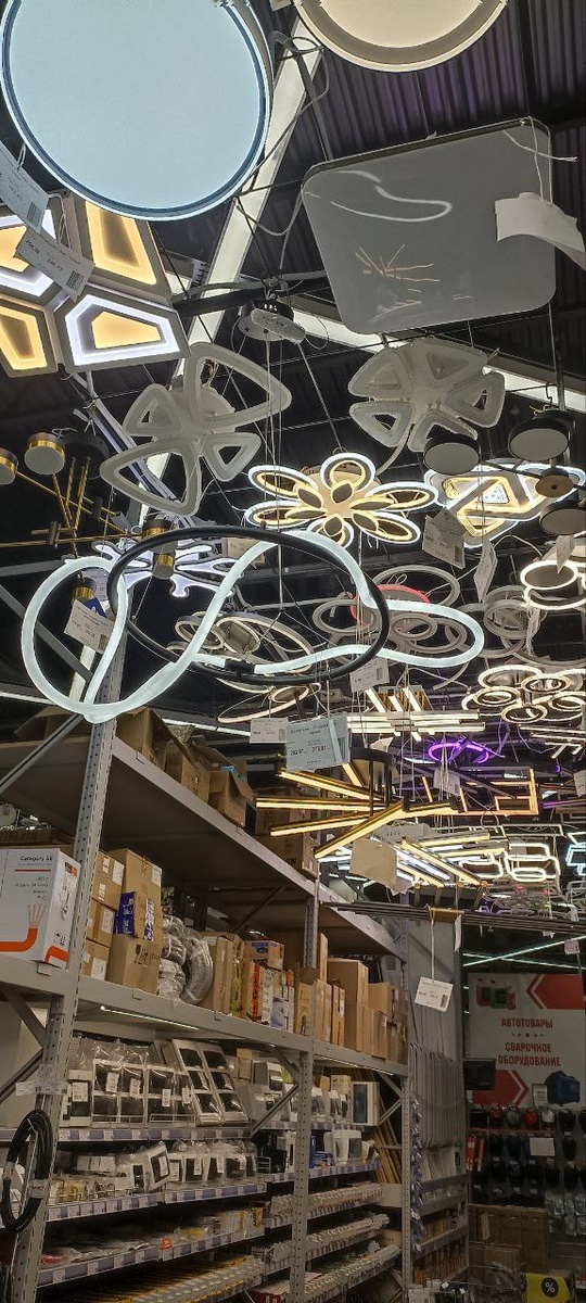 Заехав в очередной раз в строительный магазин за всякими мелочами обратил внимание на люстры.