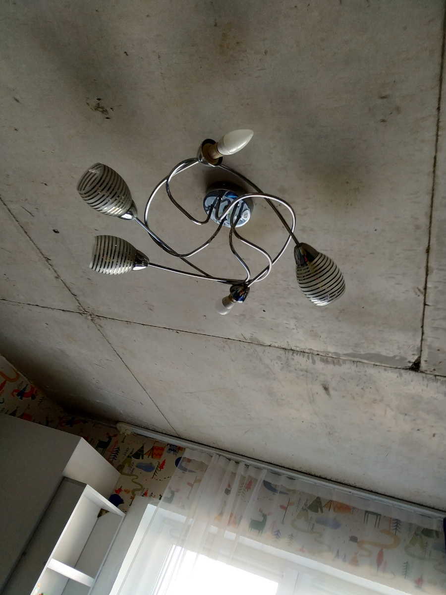 Поменять я запланировал вот эту люстру которая переехала вместе с нами с прошлой квартиры. Плафоны на ней уже успели побить мячами.