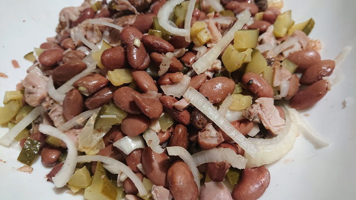 Салат из фасоли и курицы