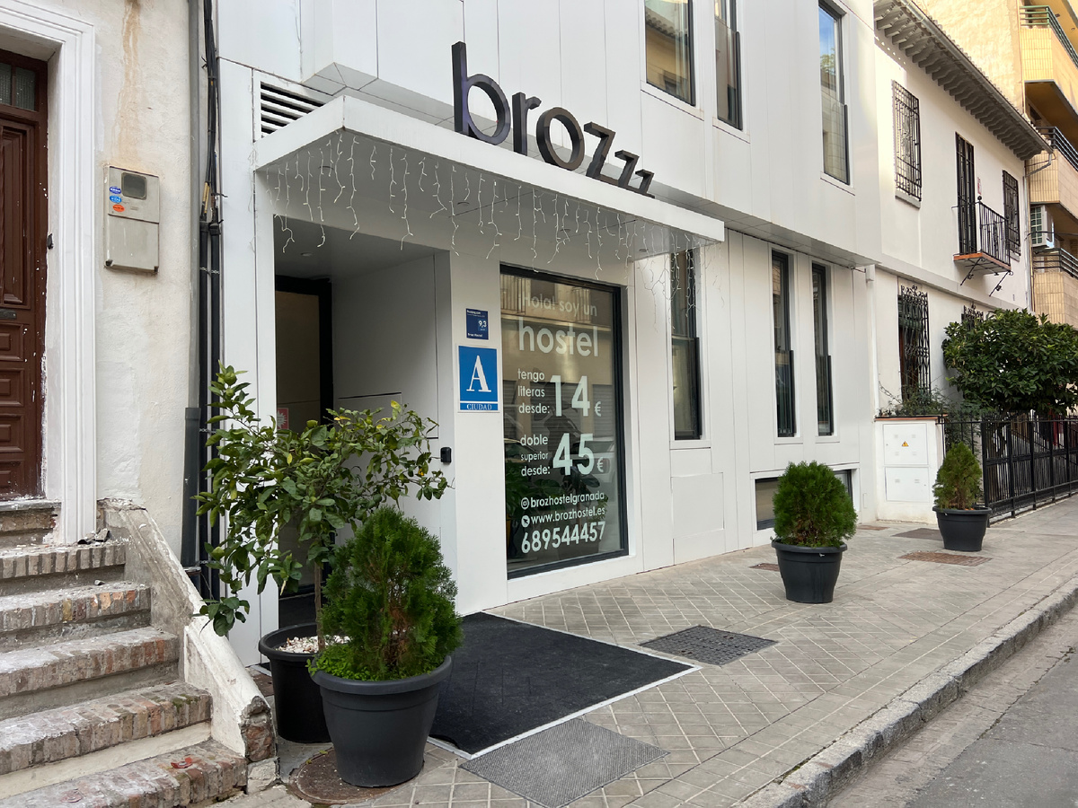Вход в хостел в Гранаде, Испания. Фото автора 