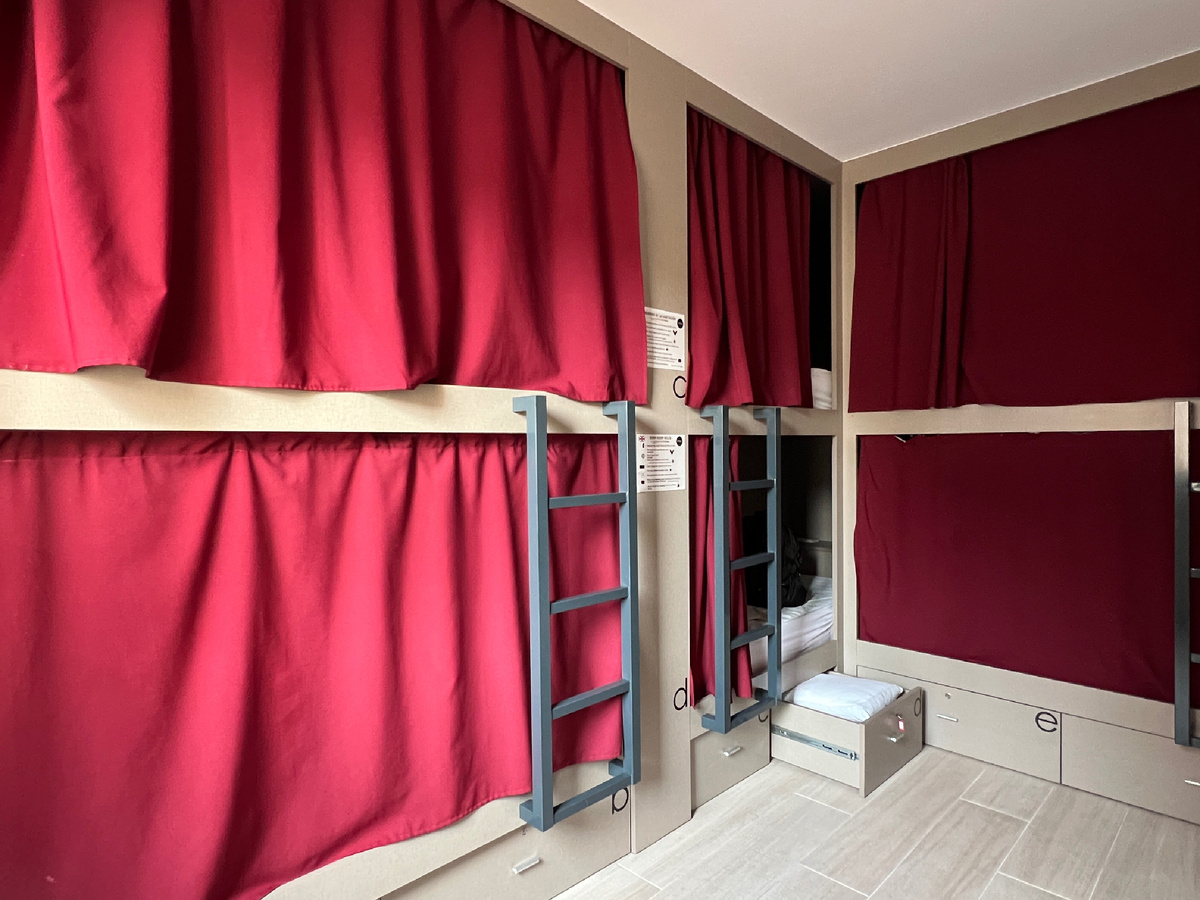 Комната в хостеле в Гранаде, Испания. В выдвижном ящике - одеяло. Фото автора 