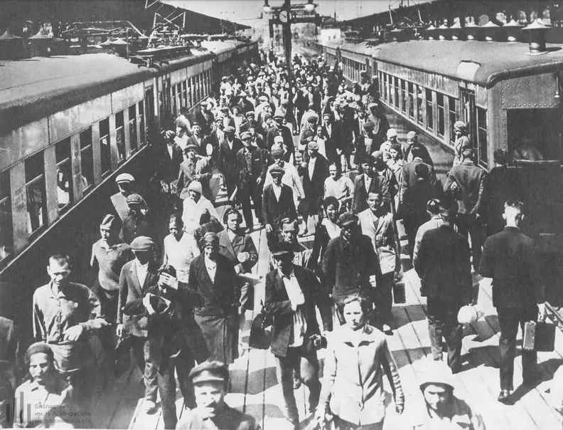Платформа вокзала в 1931 году. 