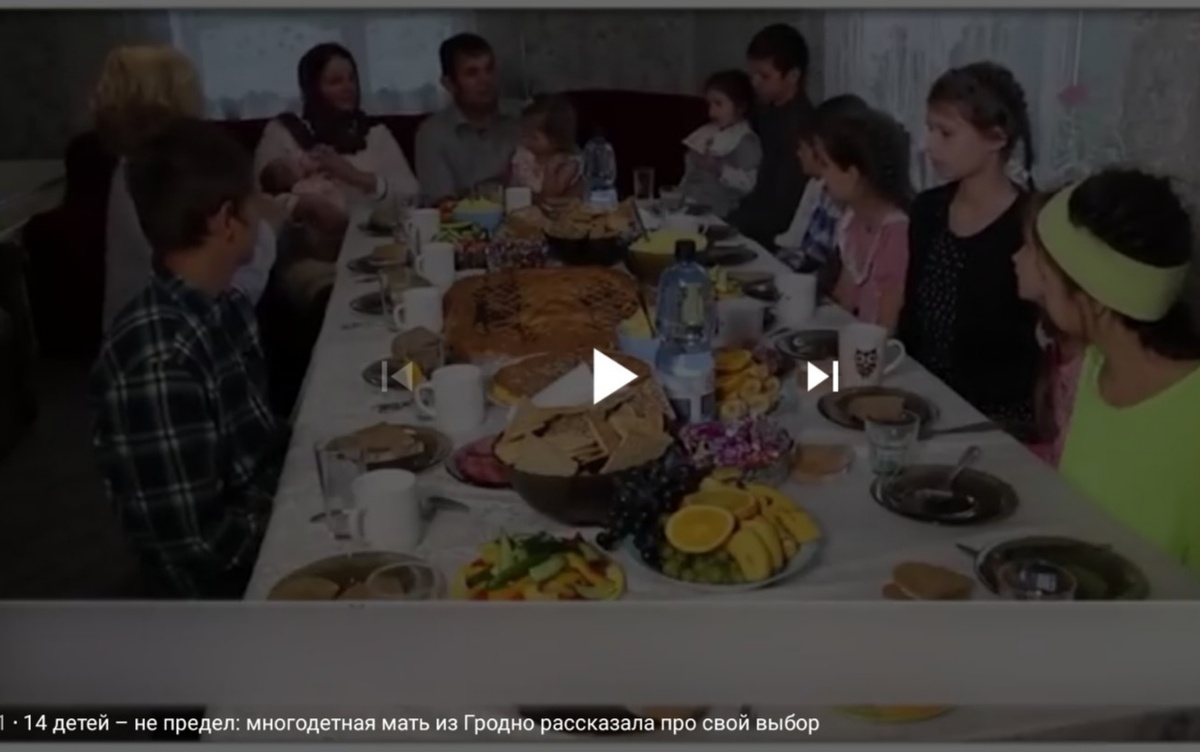 Семья за обеденным столом. Это Беларусь, детка