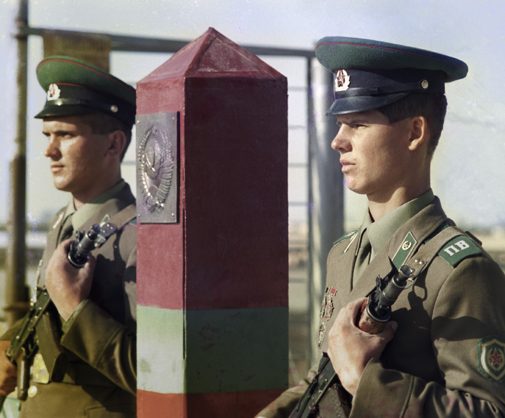 Советские пограничники на границе с Афганистаном. Июнь 1988 года


