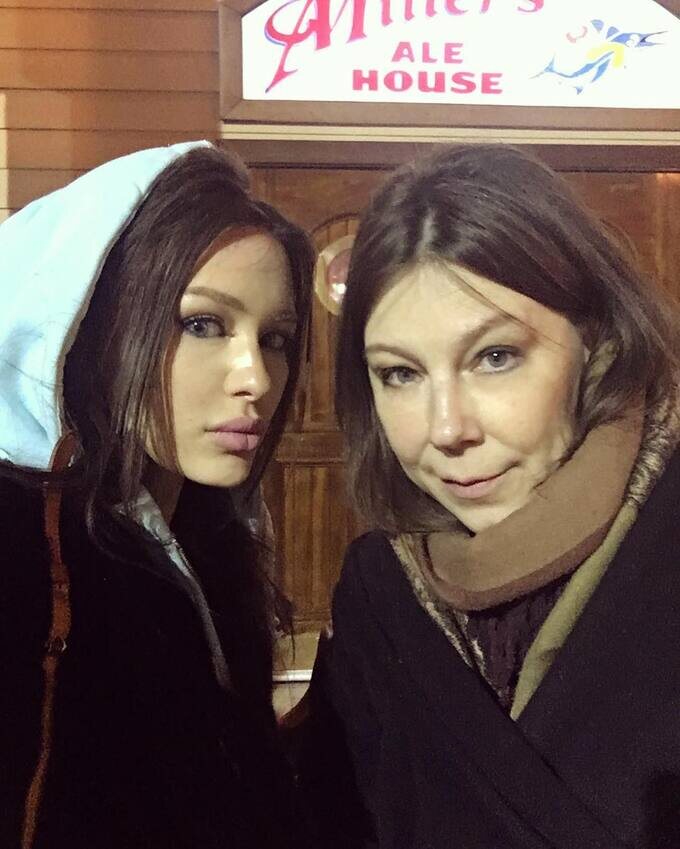 «В нашей стране никто почти не знает о таком понятии, как лонг-ковид, хотя такое заболевание в Европе признано официальным, это когда человек переболел в легкой форме, но его последствия разрушительны для всего организма, когда аутоиммунная система не справляется, и ковид начинает бить по всем органам с разной силой и в разной последовательности, но поражает все системы организма», — рассказывала звезда экрана.Нелли Селезнева-Неведина с дочерью Ксенией
