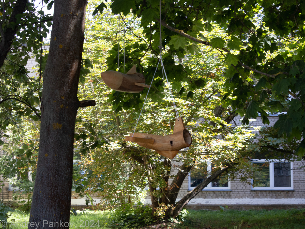 Милые кормушки во дворе музея