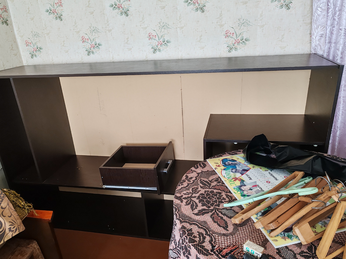 Он боком лежит