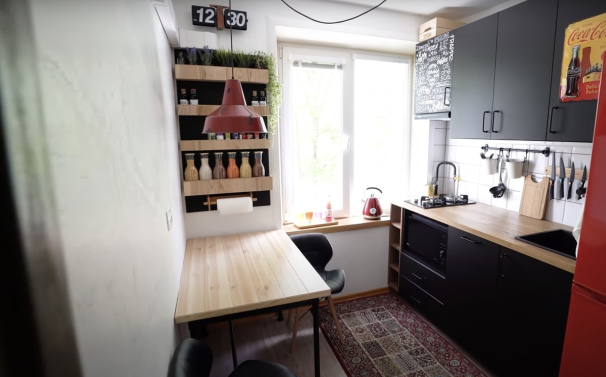 Уместился небольшой стол и полочки для зелени