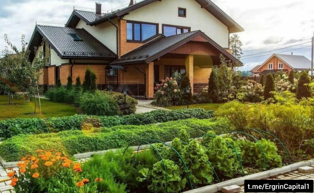 Где адекватный, независимый и сильный человек предпочтёт жить, что лучше? Естественно в собственном доме на своей земле.