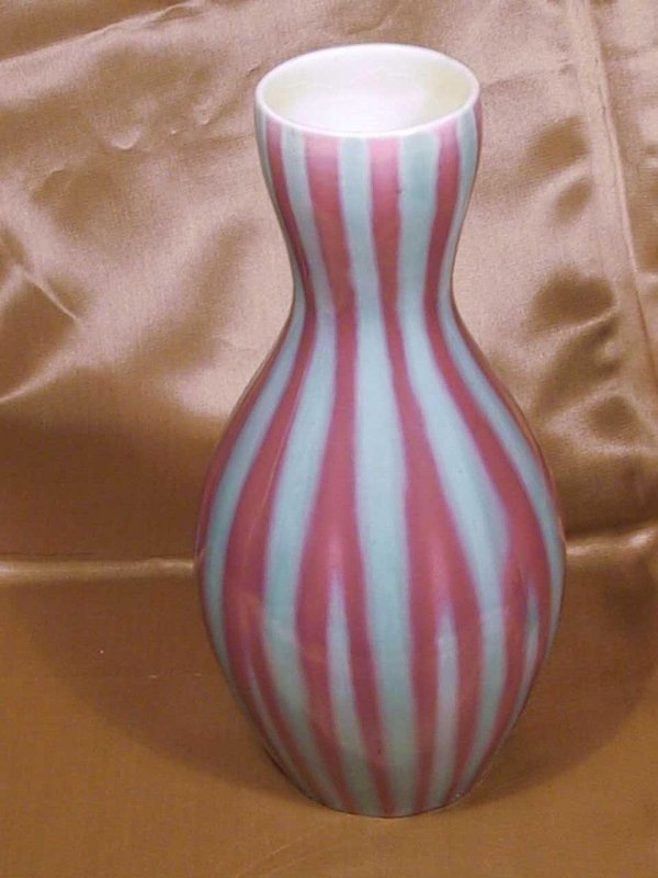 Ваза. Майолика. Конец 1950-х-начало 1960-х. Размеры: 21,7*5,8*5,8 см. Филиал Государственного бюджетного учреждения культуры Тверской области "Тверской государственный объединённый музей" - Тверской краеведческий музей (головной музей ГБУК ТГОМ).