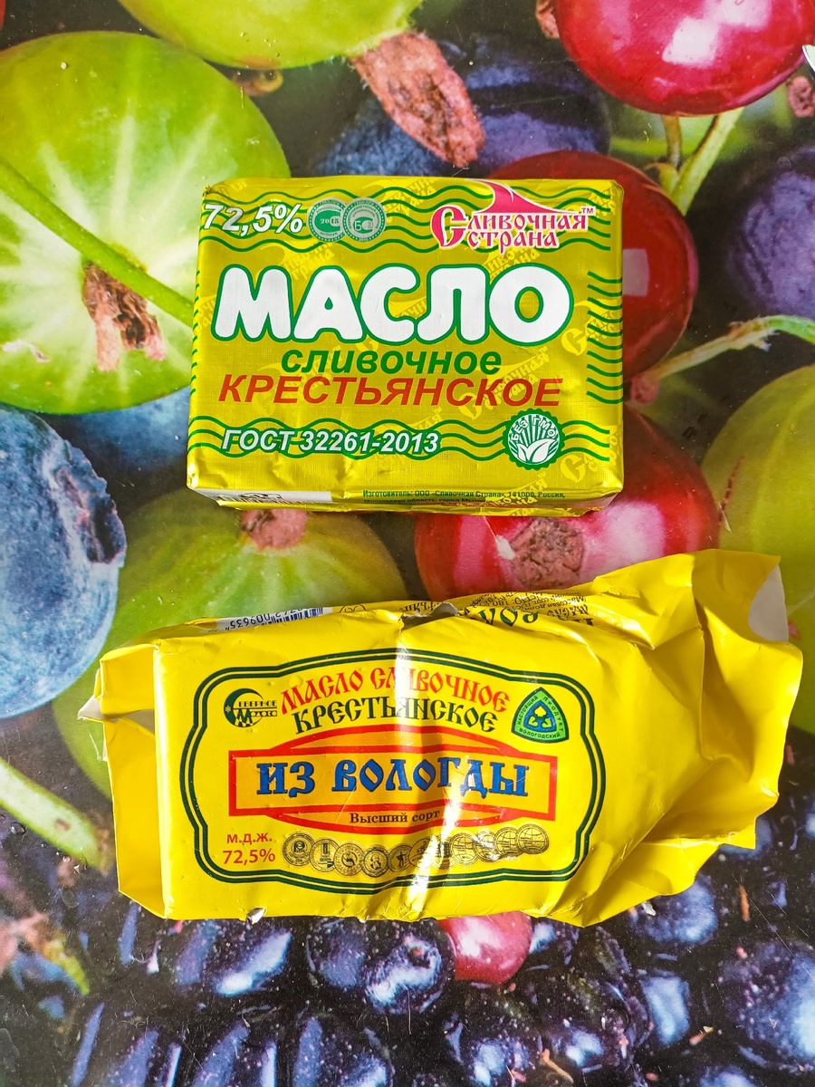 Верхняя пачка около 100 рублей стоит, нижняя 250.