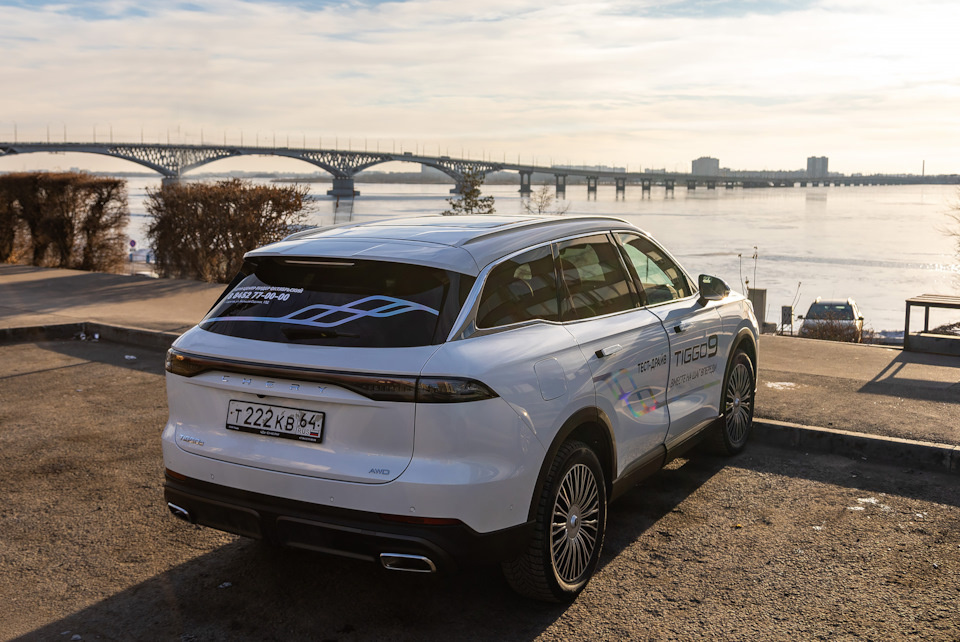 Мост между Саратовом и Энгельсом одна из самых красивых достопримечательностей города, на фоне которой можно сфотографировать автомобиль.