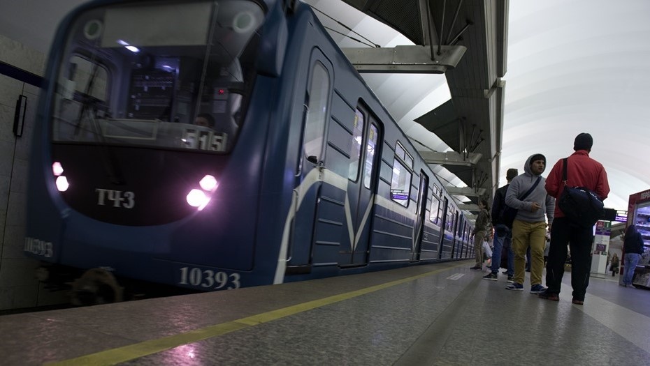   Поезд прибывает на станцию метро "Чкаловская" в Петербурге, архивное фото для иллюстрации. Автор фото: Михаил Тихонов / "Деловой Петербург"