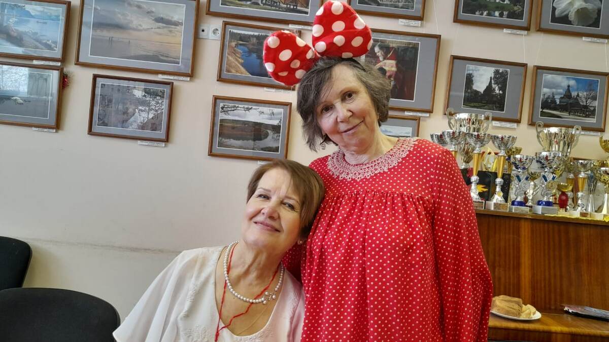 Татьяна в красном. Это на репетиции