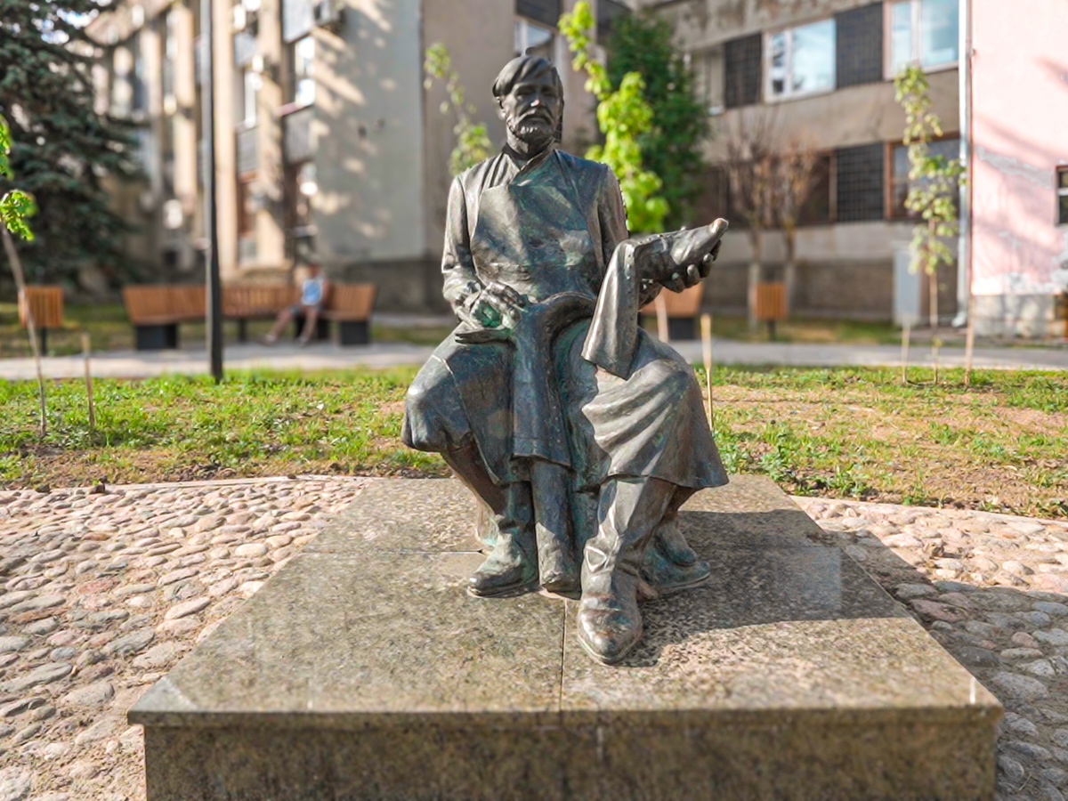 Памятник Сапожнику у администрации города на ул. Кирова дом 18 (Фото автора)