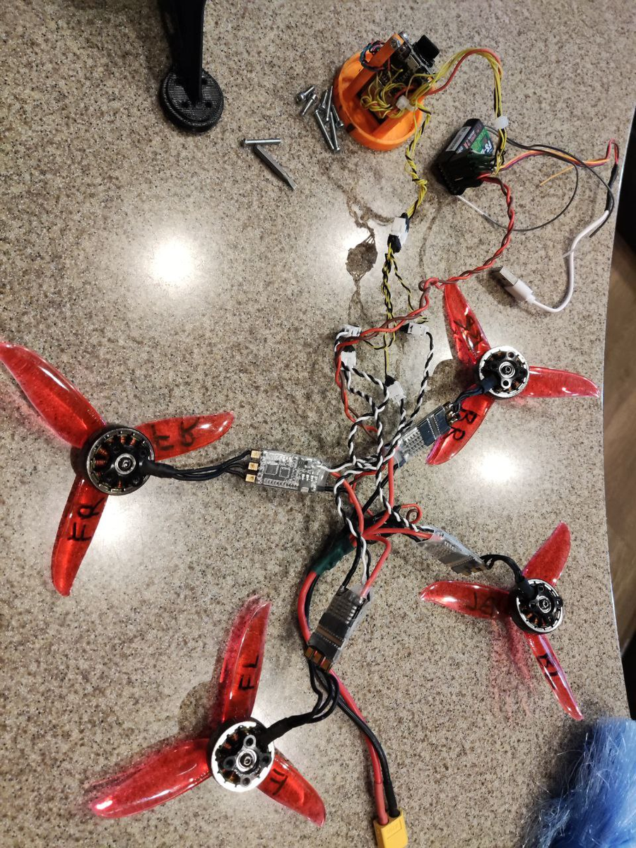 Проводка отдельно на столе