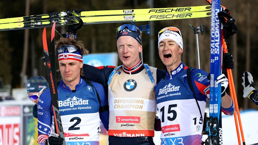 Компанию Йоханнесу Бе на пьедестале составили Кэмпбелл Райт и Эрик Перро, завоевавшие свои первые награды чемпионата мира в Ленцерхайде (2025 Getty Images)