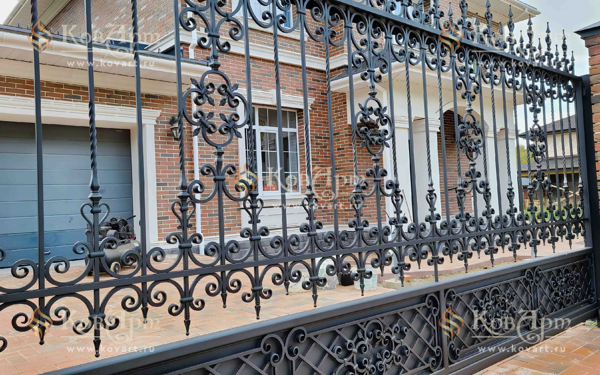 Коваыне откатные ворота в классическом стиле черного цвета 
