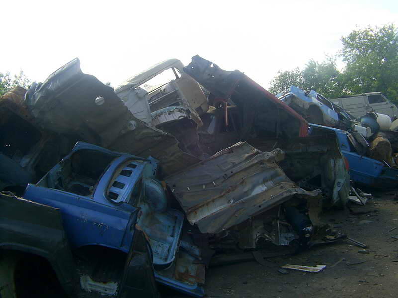 Разрезанные кузова складывают в одну кучку, потом прессуют и погружают в вагоны - недаром свалка находится рядом с железной дорогой на Сортировке... 