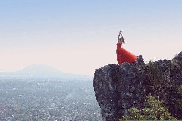 Девушка на утесе