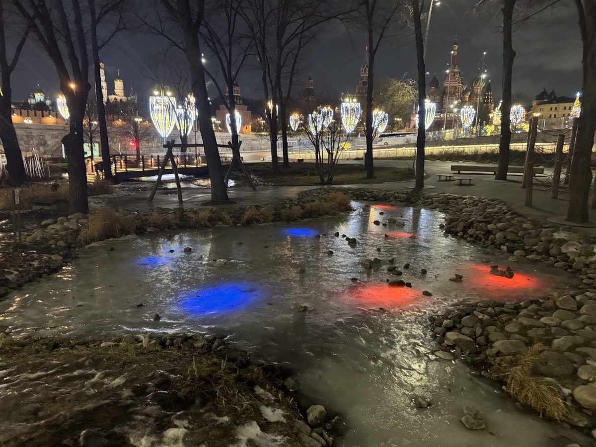 Даже глубоко подо льдом есть разноцветные огни