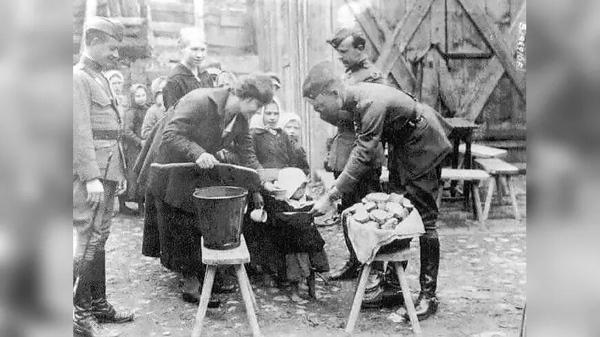 Сотрудники Американской помощи кормят детей во время голода 1921—1922 годов.
https://ua2.news/1400-golod.html