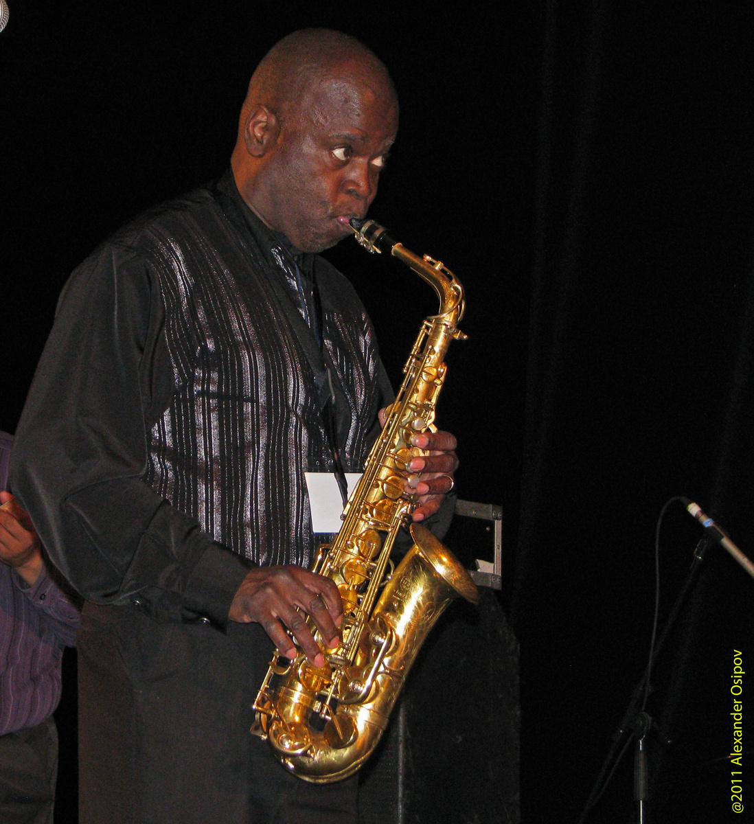 Паркер демонстрирует фанковое звукоизвлечение на альт-саксофоне Selmer.