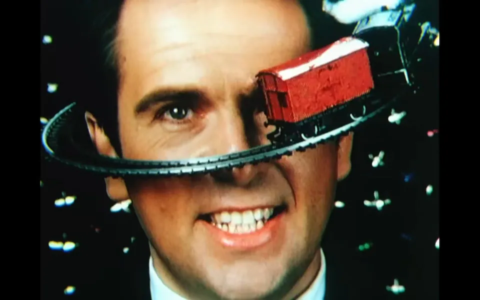 Питер Гэбриэл в клипе на песню «Sledgehammer»